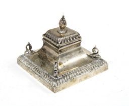 George V silver desk inkwell, with a hinged cover and leaf capped finial, square form base with a