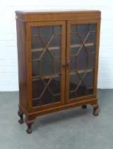 20th century Whytock & Reid style mahogany glazed cabinet of neat proportions, on short cabriole