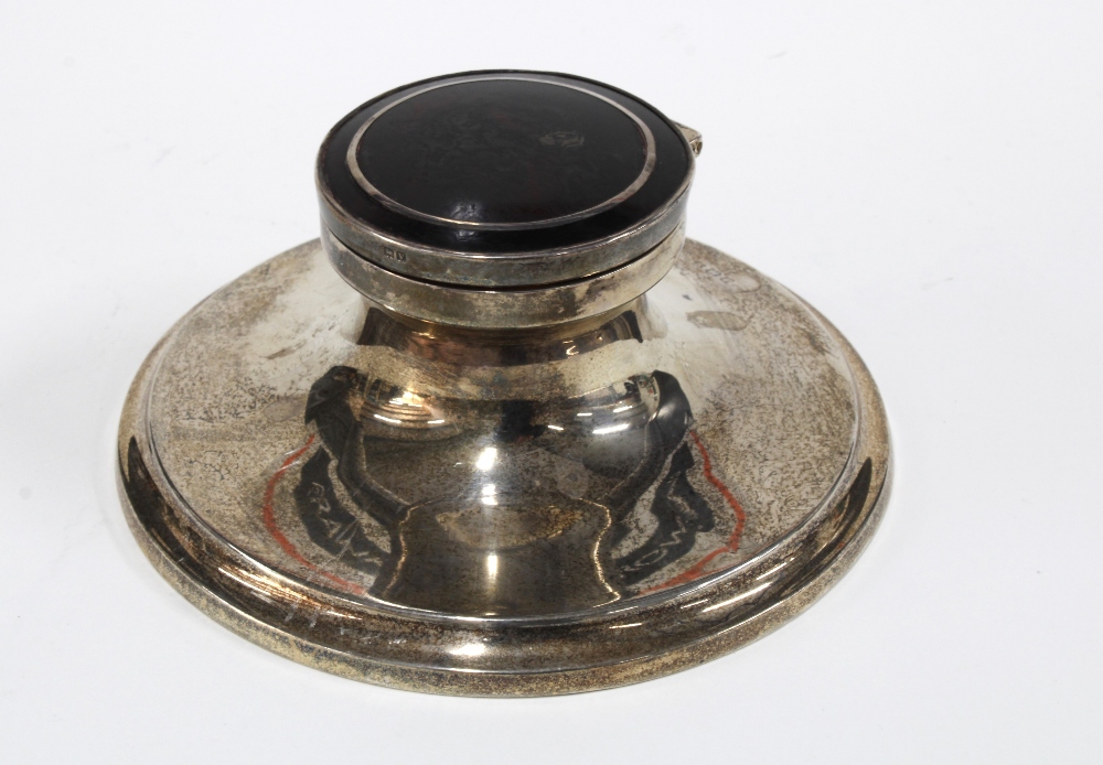 George V silver inkwell with tortoiseshell lid, Birmingham 1920, 6 x 14cm