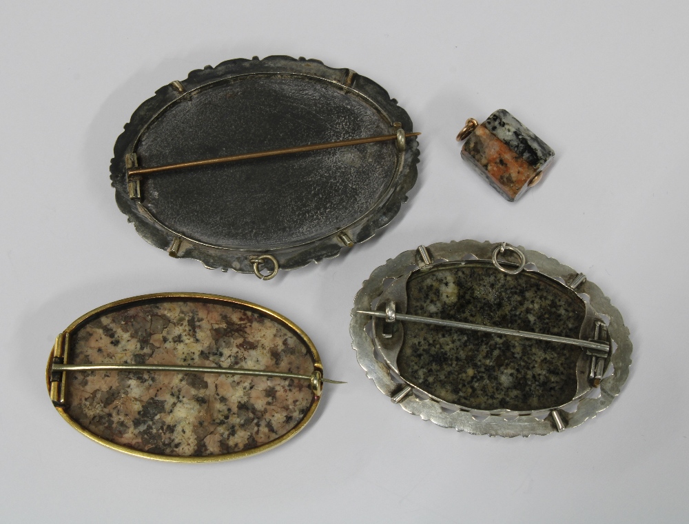 A collection of three victorian granite brooches, largest approx 6.5cm long, and a small granite - Bild 2 aus 2
