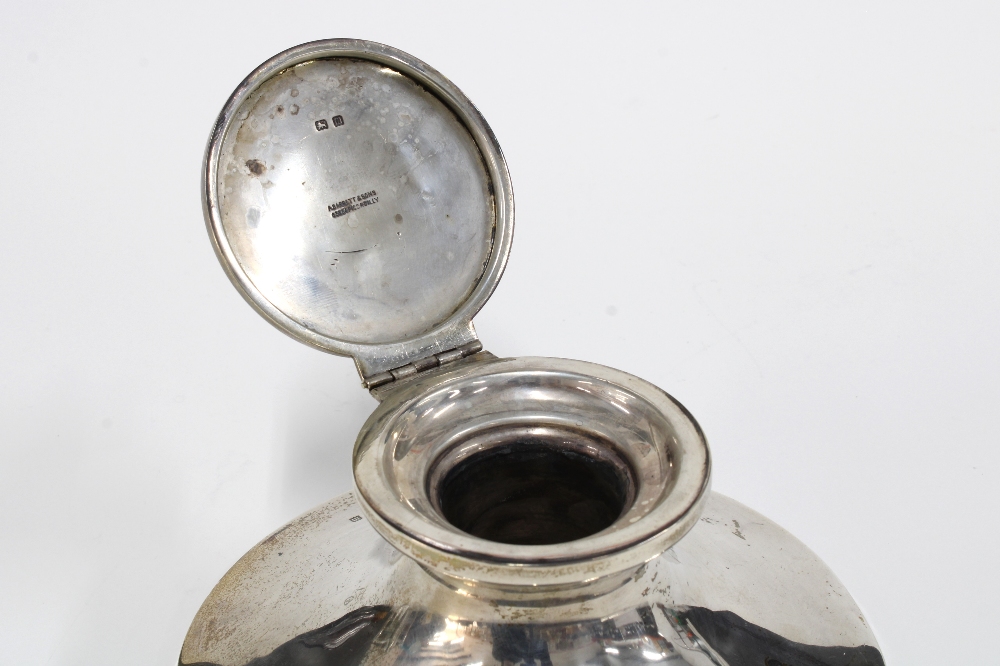 George V silver desk inkwell, the cover with a pig, Birmingham 1911, retailed by Barrett & Sons, - Image 3 of 4