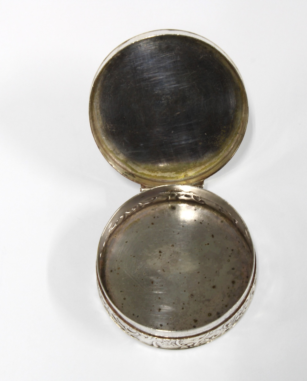 Dutch silver pill box, circular form, hinged lid with an engraved pattern and with repousee side - Image 2 of 2