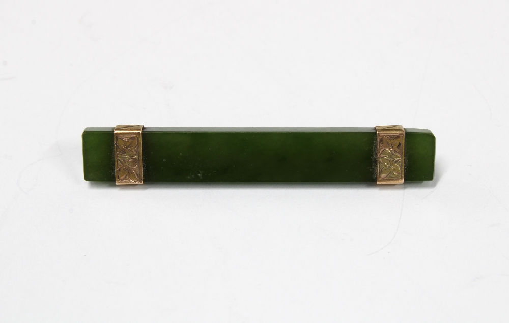 A green hardstone brooch and a small collection of polished gemstones - Bild 2 aus 2