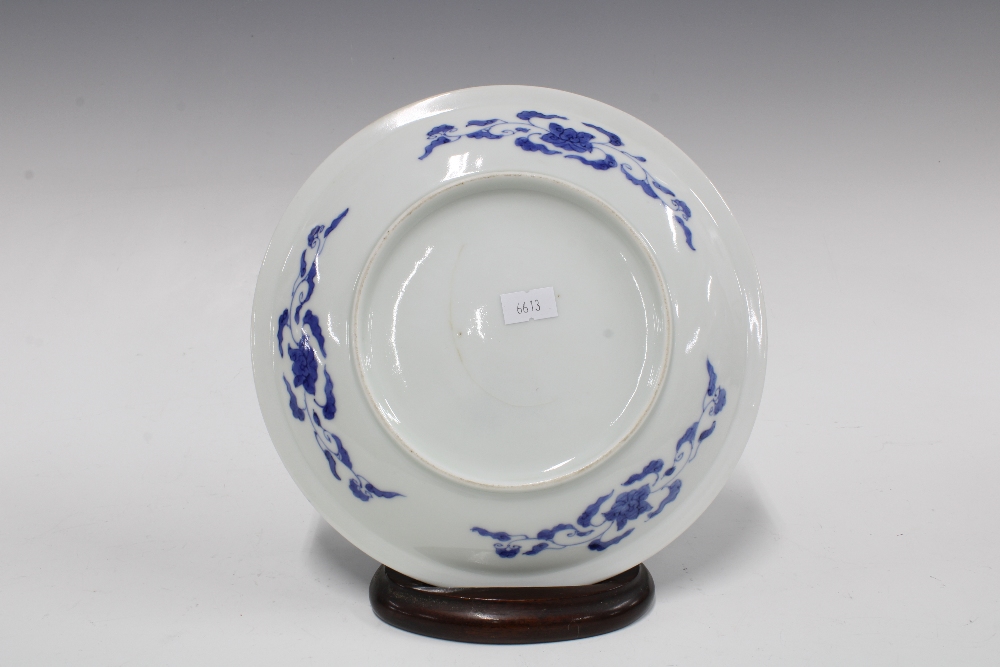 Japanese blue and white flower plate, with wooden plate stand, 22cm diameter - Image 2 of 2