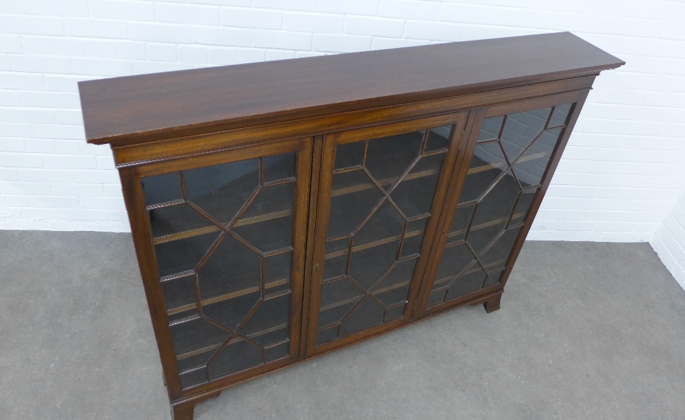 Mahogany bookcase / cabinet, shelved interior and three astragal glazed doors, 154 x 122 x 26cm. - Image 2 of 3