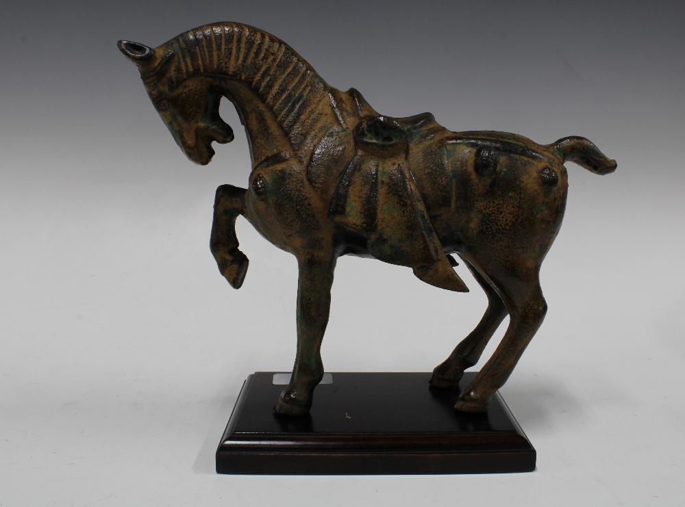 Modern Tang style metal horse on wooden plinth base, 29 x 23cm - Image 2 of 2