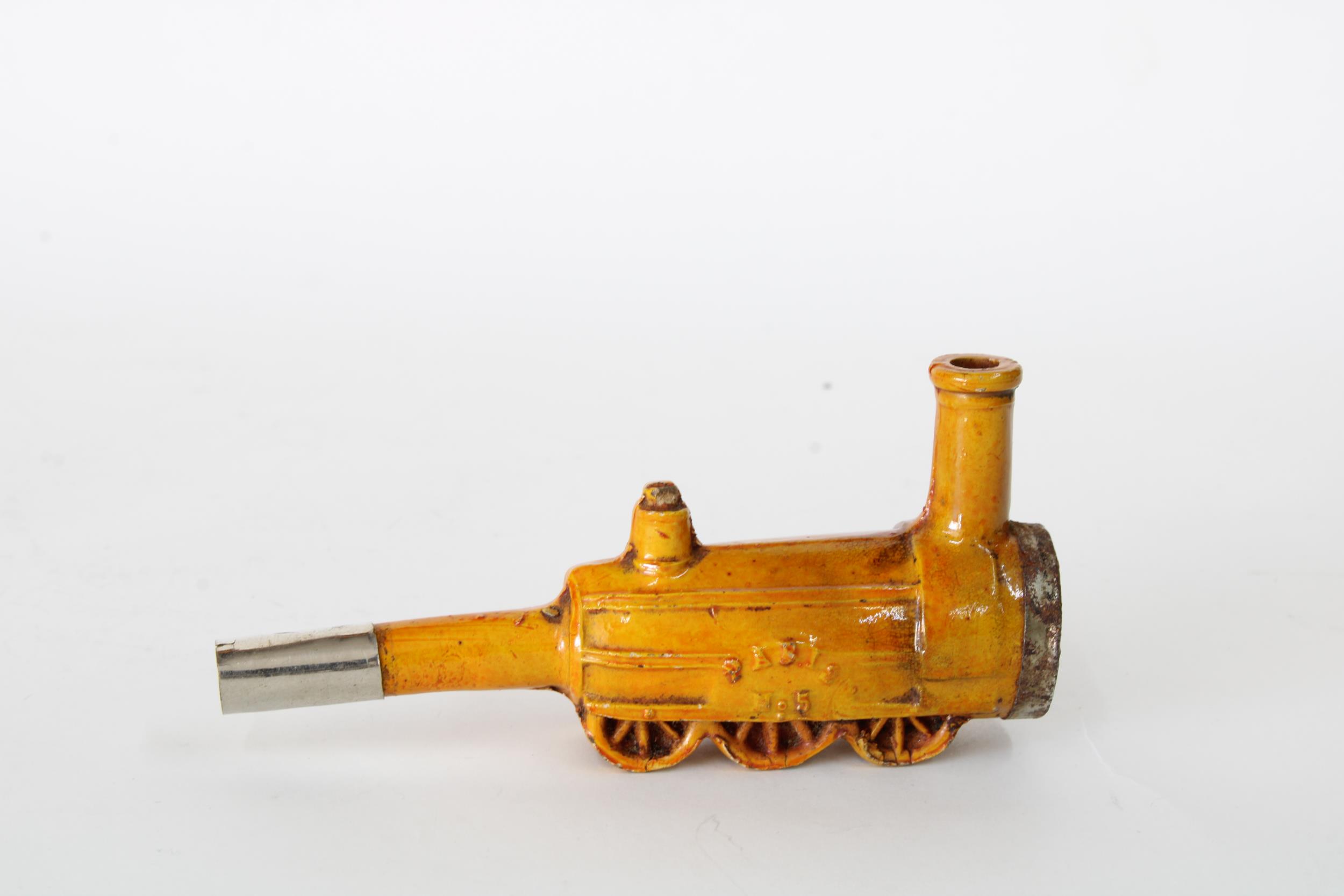 Locomotive novelty clay pipe, 10cm - Image 2 of 2