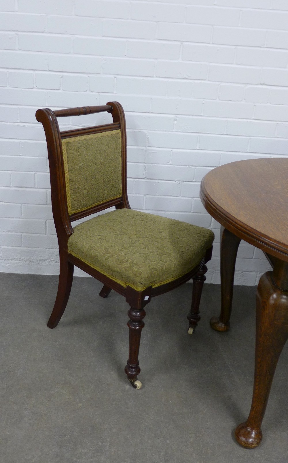 An oak extending dining table and six chairs, 216 x 72 x 107cm. (7) - Image 4 of 4