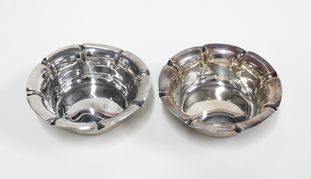 A pair of Victorian silver bowls, Atkin Brothers, Sheffield 1900, in original leather cased box (2) - Bild 2 aus 4
