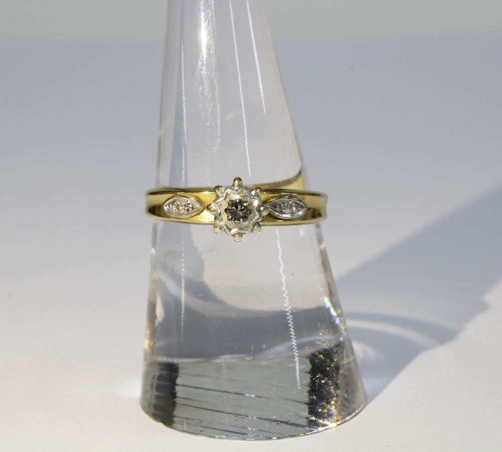 18ct gold ring with a claw set diamond in a high platinum setting flanked by a diamond to each - Image 2 of 4