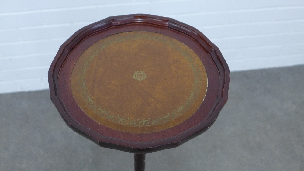Mahogany reproduction torchere stand, 30 x 95cm. - Image 2 of 2