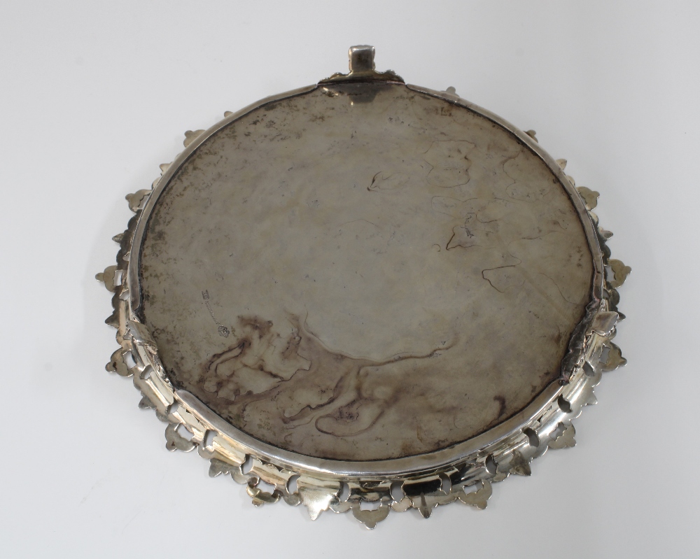 Portuguese salver with pierced acanthus rim and engraved central pattern, standing on three paw - Image 2 of 2