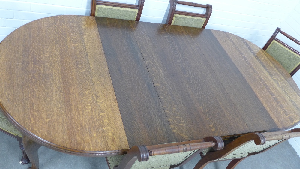 An oak extending dining table and six chairs, 216 x 72 x 107cm. (7) - Image 3 of 4