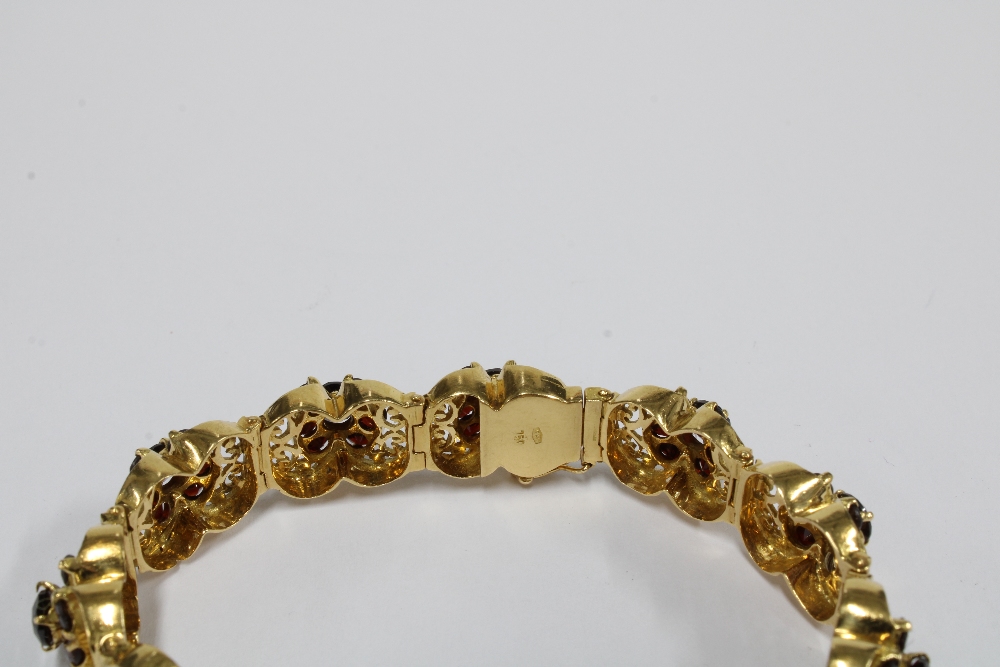 18ct gold bracelet with eleven panels, each with a group of seven garnets in a flowerhead setting, - Image 4 of 8