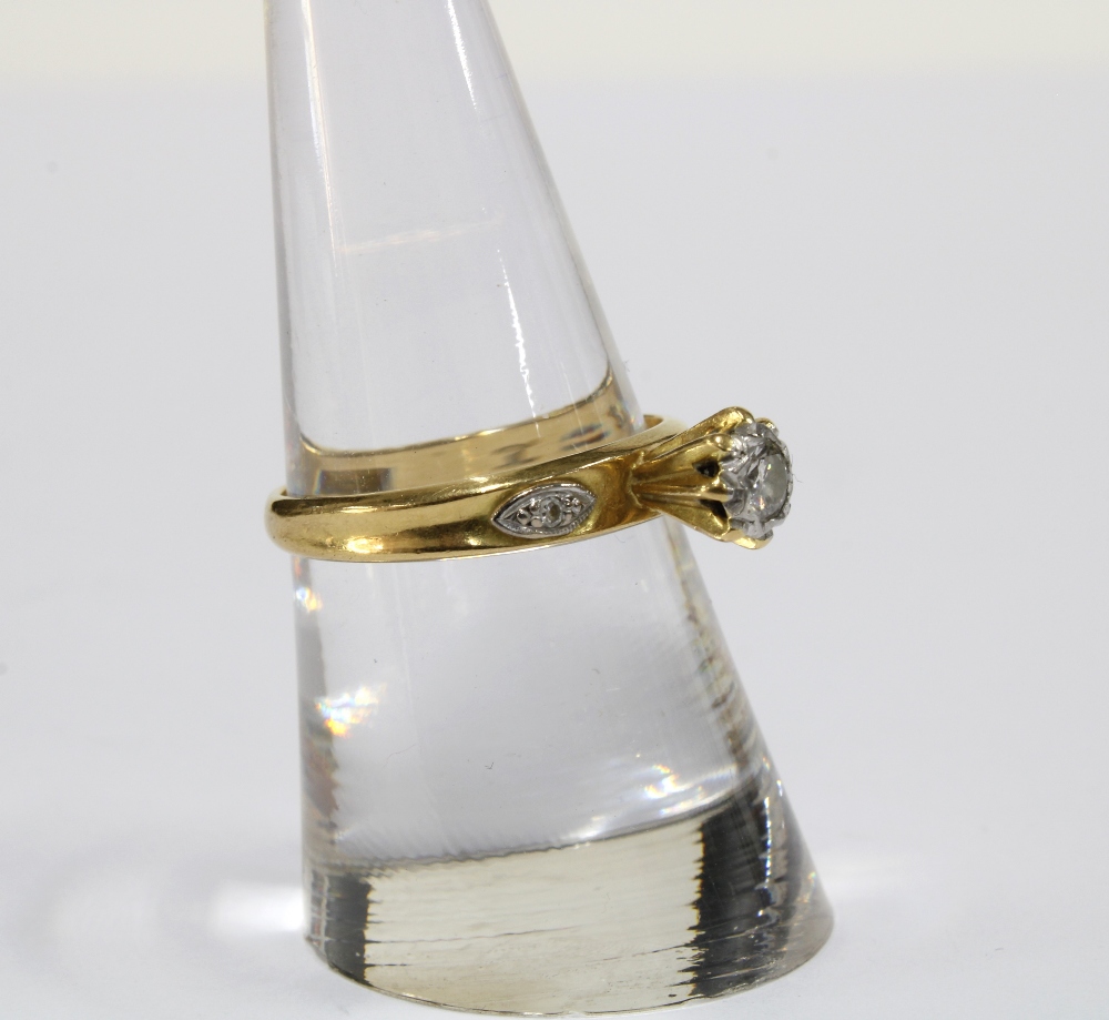 18ct gold ring with a claw set diamond in a high platinum setting flanked by a diamond to each - Image 3 of 4