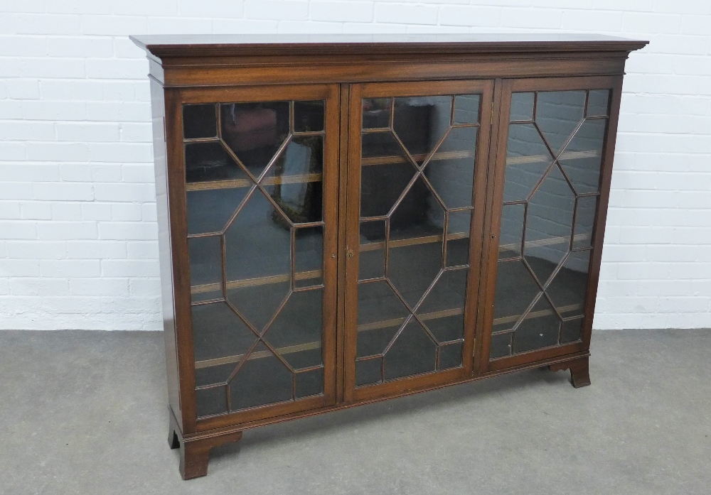 Mahogany bookcase / cabinet, shelved interior and three astragal glazed doors, 154 x 122 x 26cm.