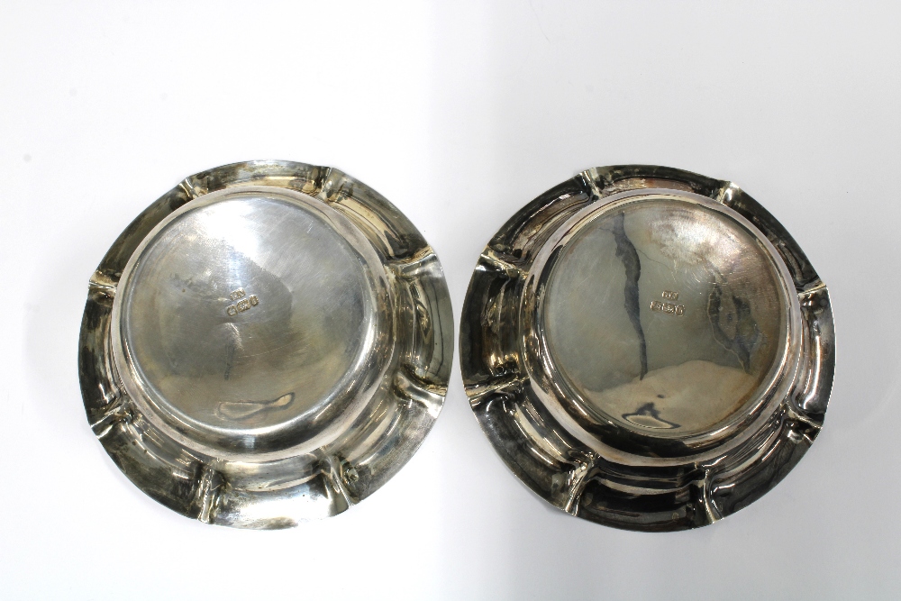 A pair of Victorian silver bowls, Atkin Brothers, Sheffield 1900, in original leather cased box (2) - Bild 3 aus 4