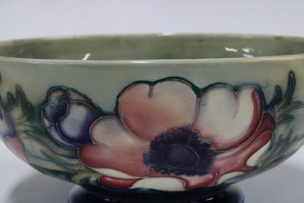 Moorcroft anemone pattern bowl, impressed marks and facsimile signature, 16cm diameter ( - Image 6 of 6