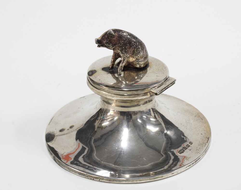 George V silver desk inkwell, the cover with a pig, Birmingham 1911, retailed by Barrett & Sons, - Image 2 of 4