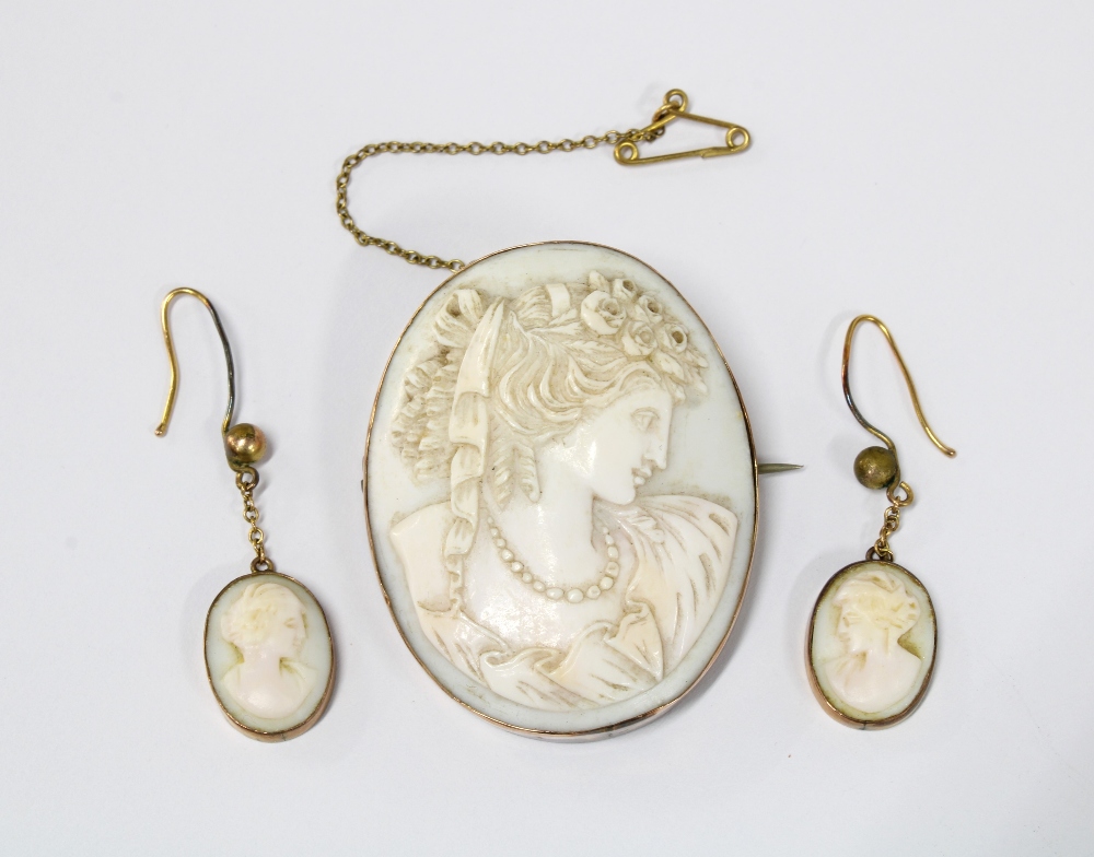 Cameo brooch and pair of Cameo drop earrings, in fitted jewel box - Image 2 of 3