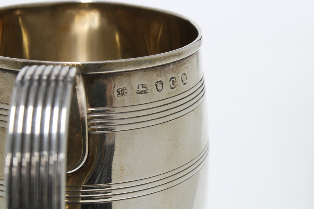 George III silver barrel mug, John Emes, London 1798, with banded reed pattern and handle, 12.5cm - Image 4 of 4