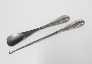 George V silver handled shoe horn and button hook, London 1919 (2)