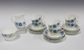 Wedgwood Clementine pattern cups and saucers with matching sugar bowl and cream jug (14)