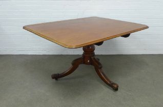 Mahogany pedestal table, 138 x 75 x 112cm.