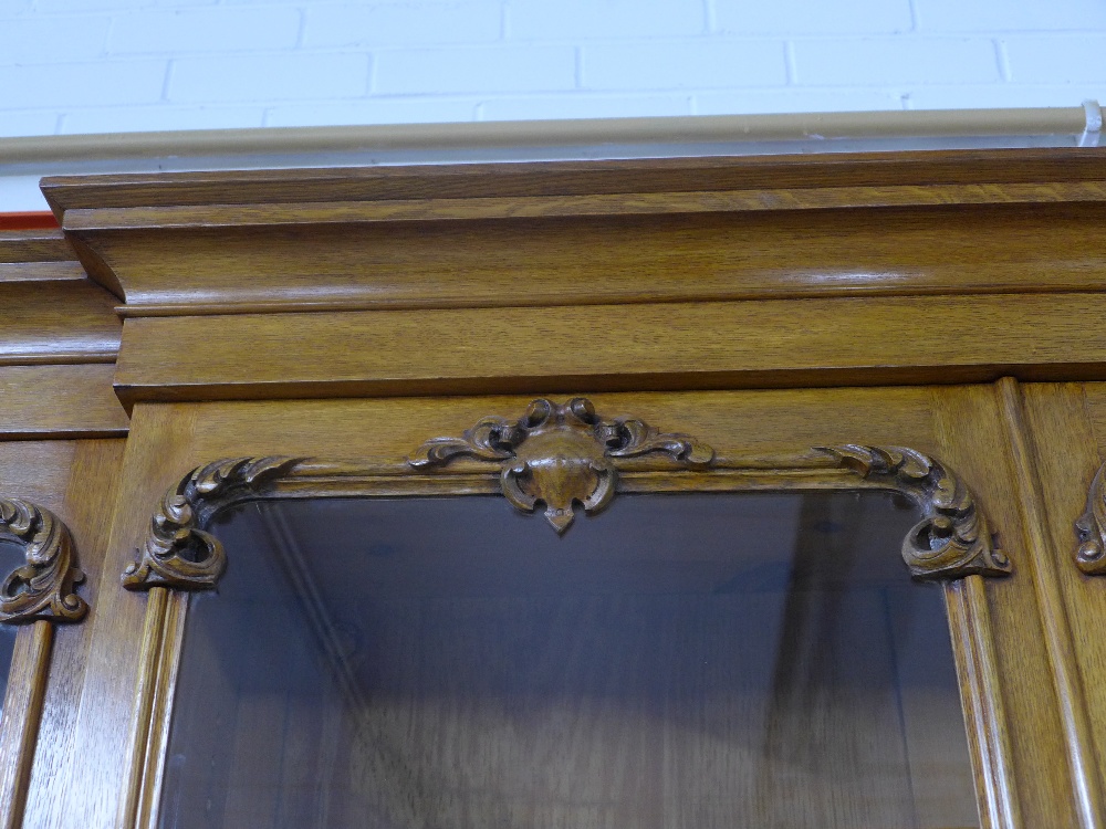 Large oak breakfront library bookcase, early 20th century, cornice top with acorn carving over - Image 5 of 5