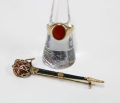 9ct gold carnelian ring and a Scottish hardstone claymore brooch set in unmarked yellow metal, 6cm