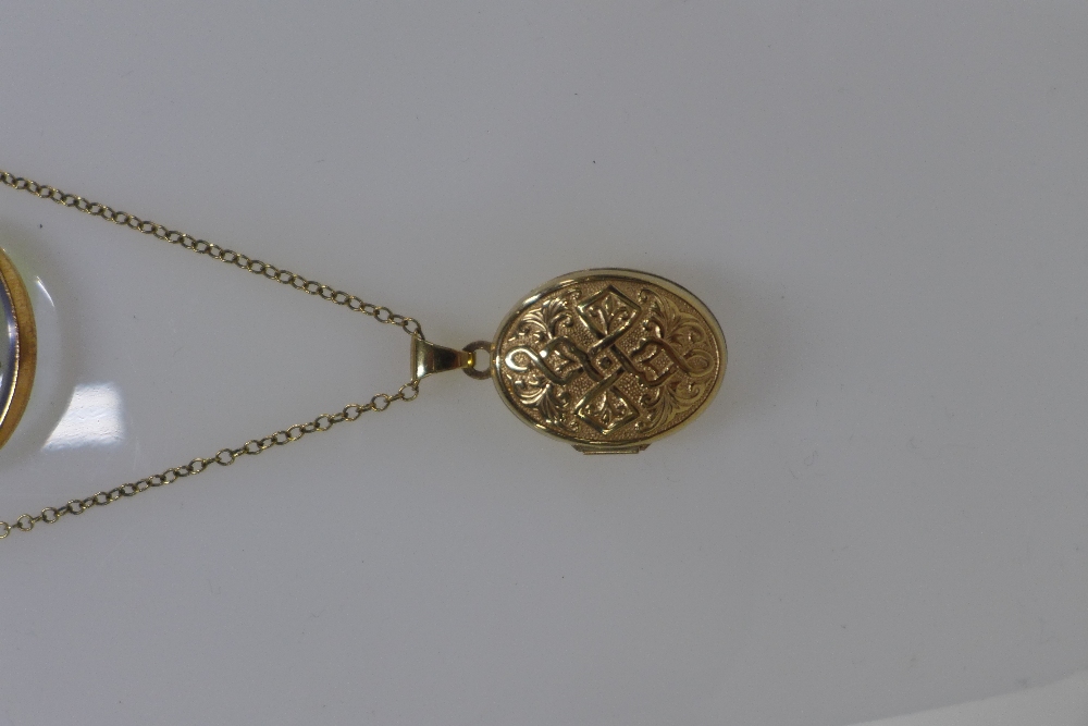 Clover pendant on a 9ct gold trace link chain and a 9ct gold locket on chain - Image 2 of 3