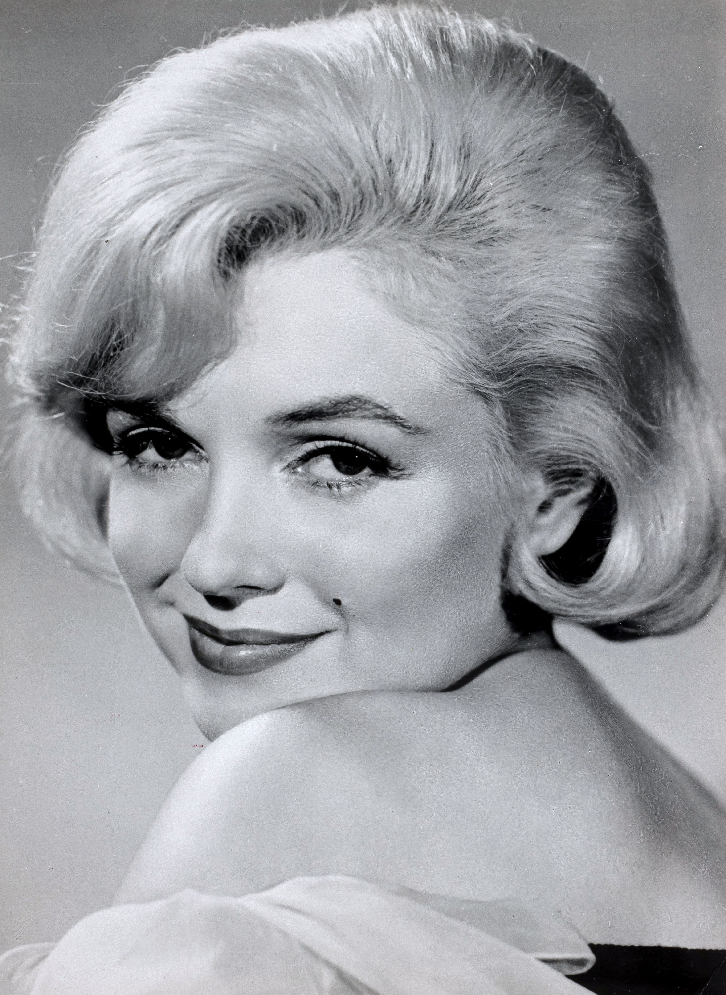 FOTOGRAFIE | 7 Pressefotos von Marilyn Monroe und 1 Notenblatt "Some Like It Hot" - Image 4 of 9