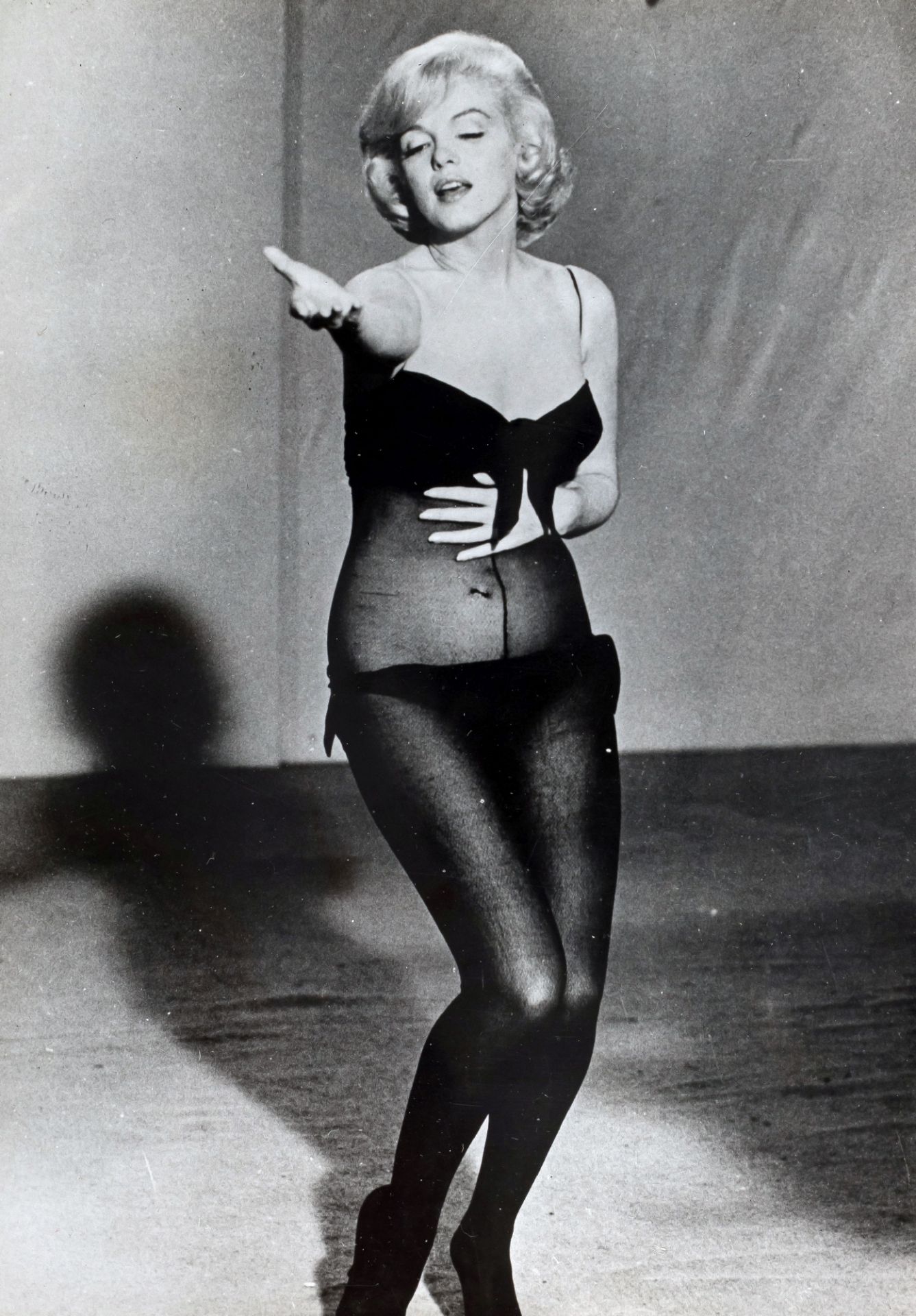 FOTOGRAFIE | 7 Pressefotos von Marilyn Monroe und 1 Notenblatt "Some Like It Hot" - Image 2 of 9