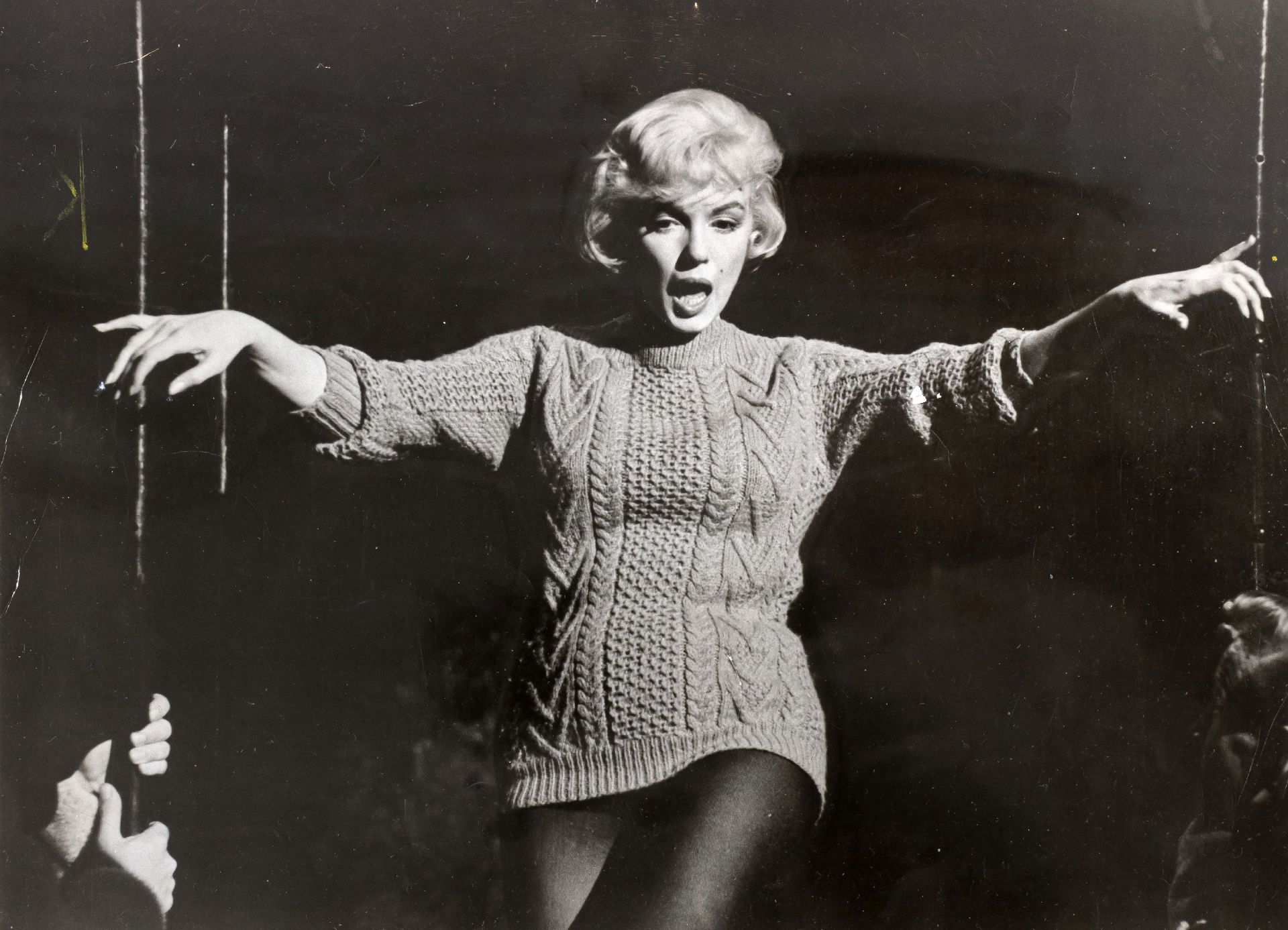 FOTOGRAFIE | 7 Pressefotos von Marilyn Monroe und 1 Notenblatt "Some Like It Hot" - Image 8 of 9