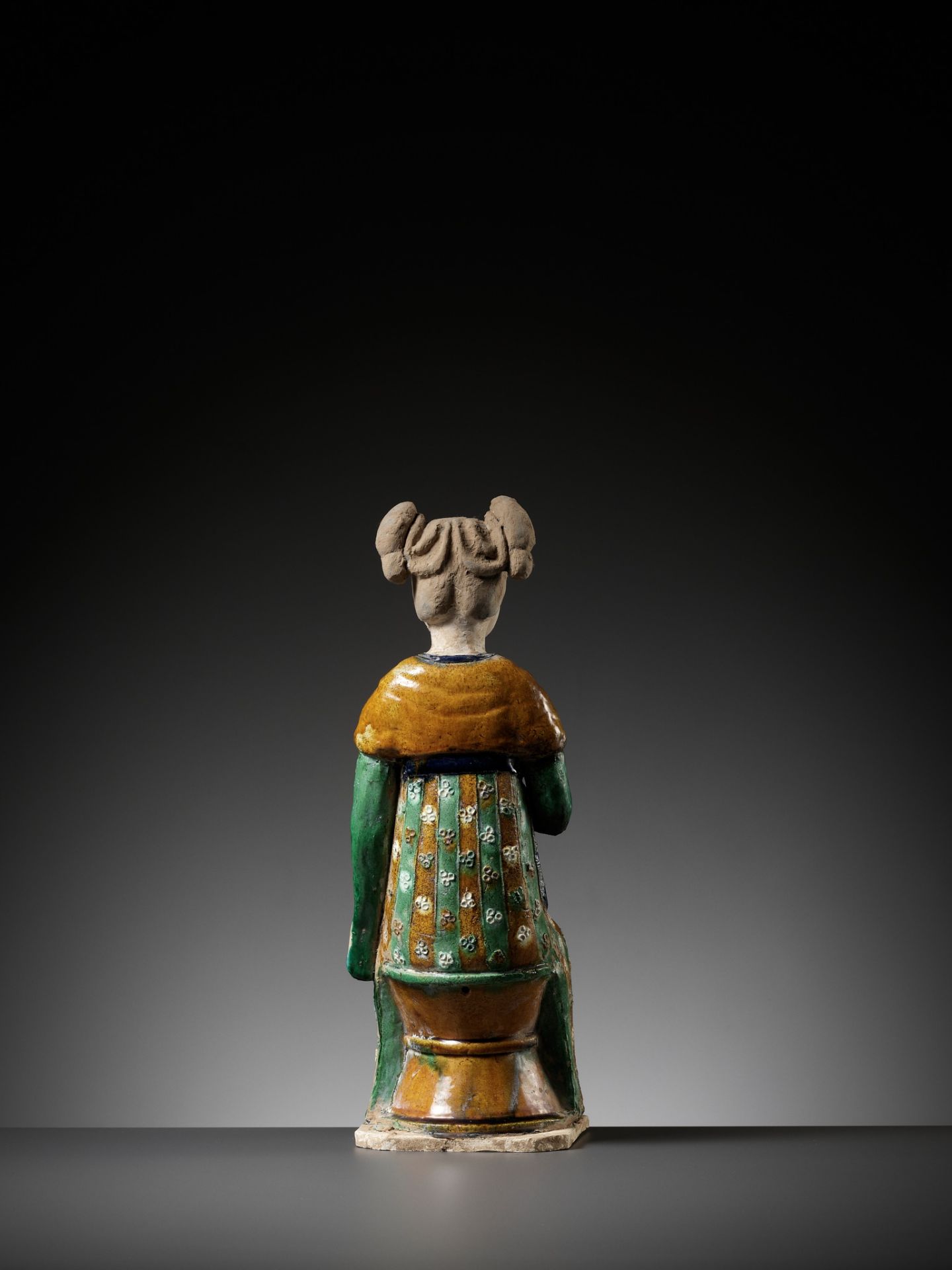 A RARE SANCAI-GLAZED POTTERY FIGURE OF A SEATED COURT LADY, TANG DYNASTY OR LATER - Bild 10 aus 15