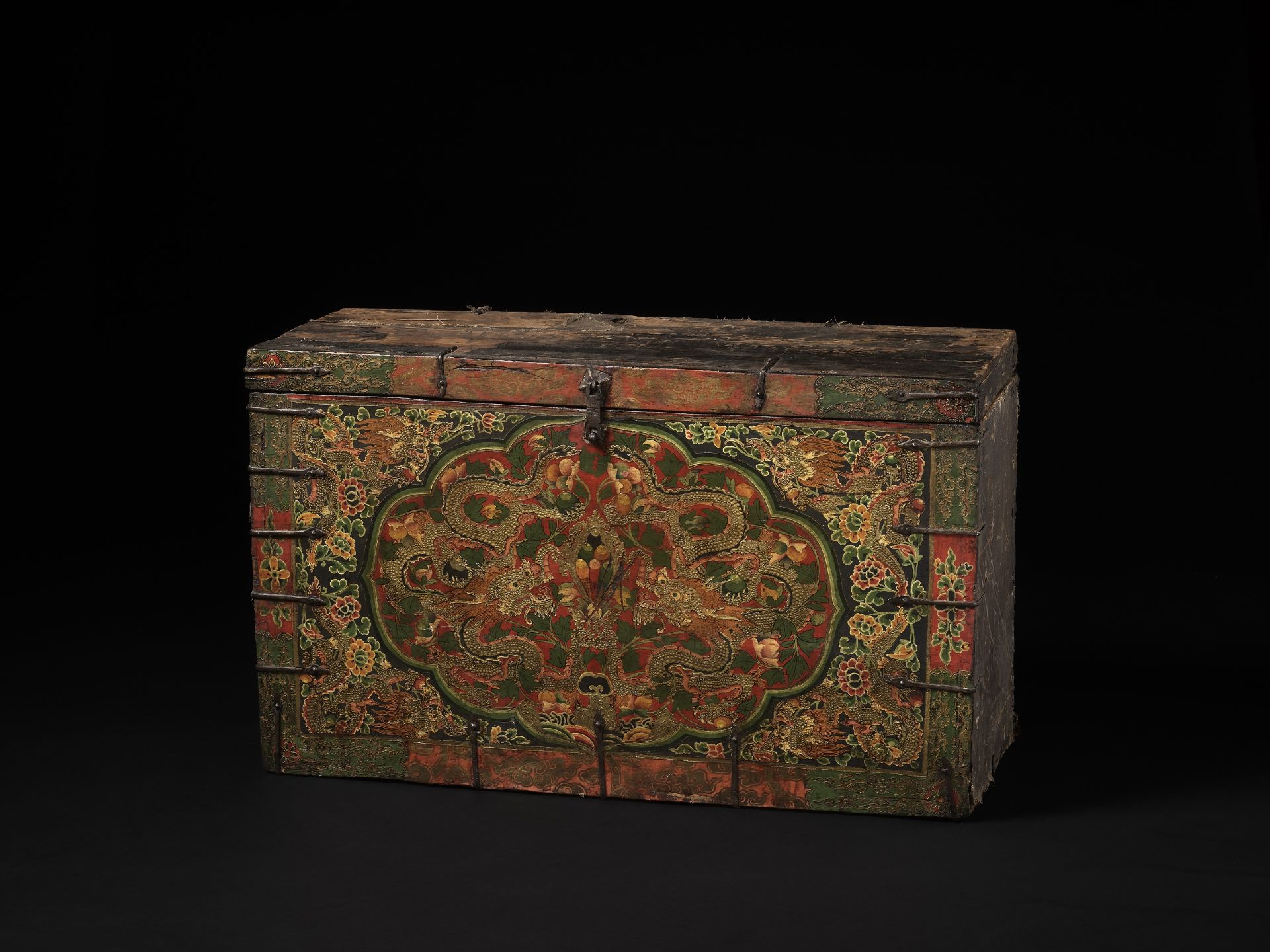 A LARGE PAINTED WOOD 'DRAGON' STORAGE CHEST, 19TH CENTURY - Image 2 of 6