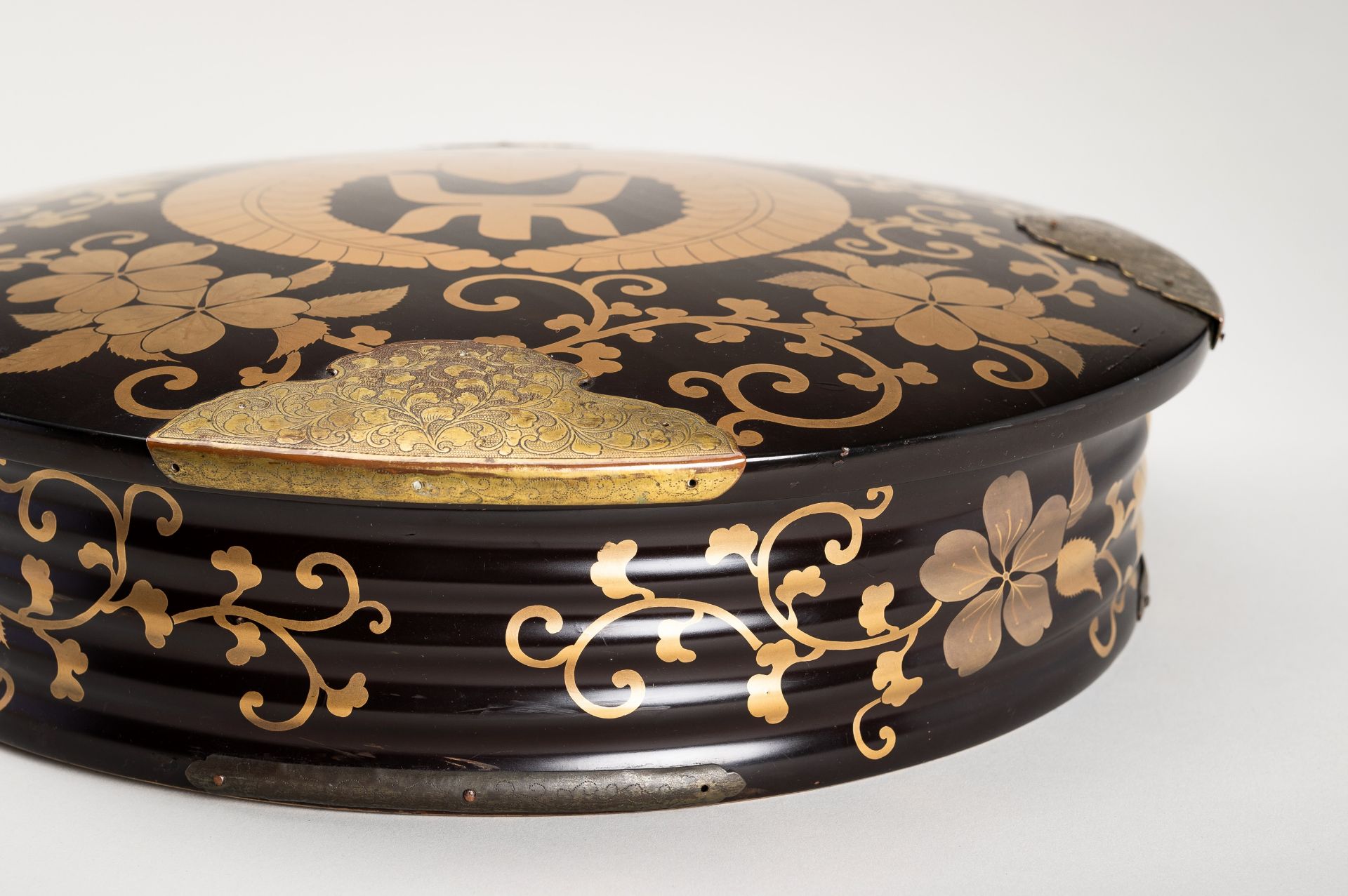 A LACQUER CYLINDRICAL HOKAI (COVERED FOOD CONTAINER) WITH AGARIFUJI MON - Bild 11 aus 15