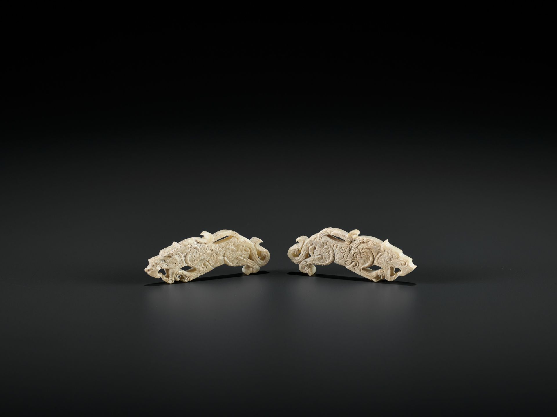 A PAIR OF JADE TIGER PLAQUES, EASTERN ZHOU - Bild 8 aus 9