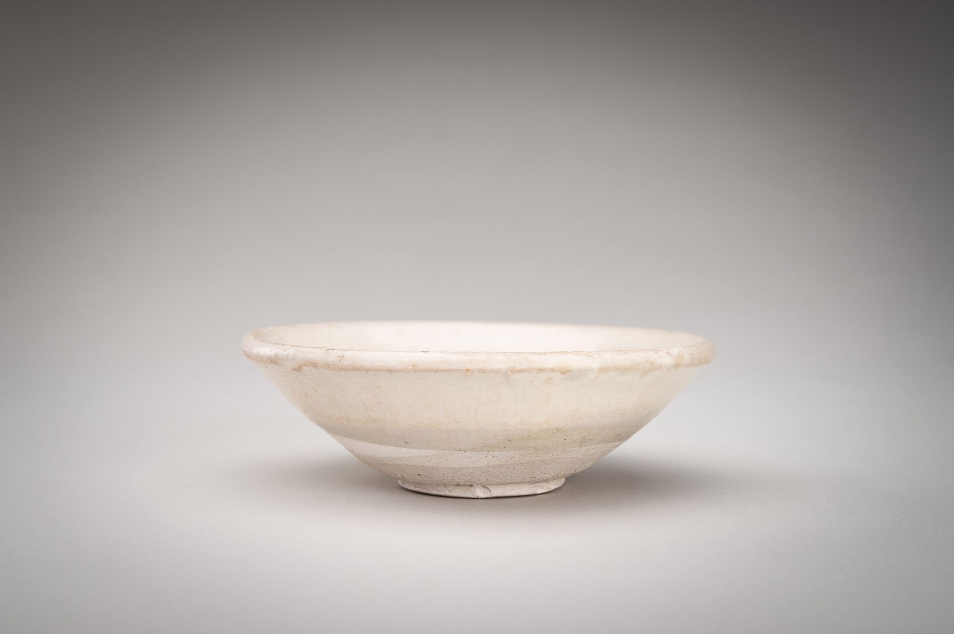 A WHITE GLAZED PORCELAIN BOWL, TANG DYNASTY - Bild 2 aus 11