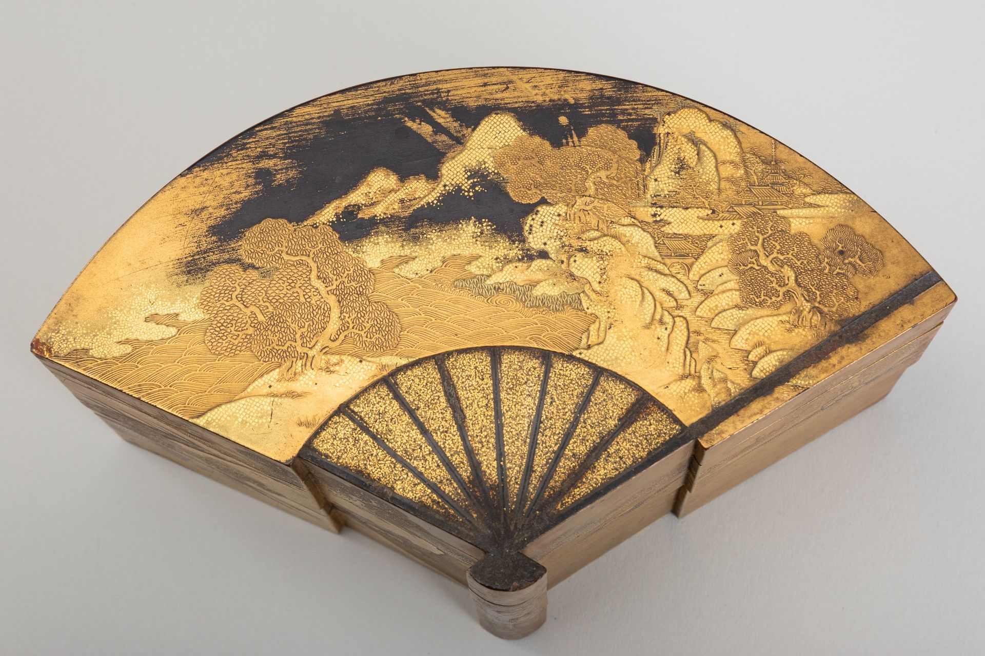 A FINE GOLD LACQUER FAN-SHAPED TWO-CASE BOX AND COVER WITH INTERIOR TRAY