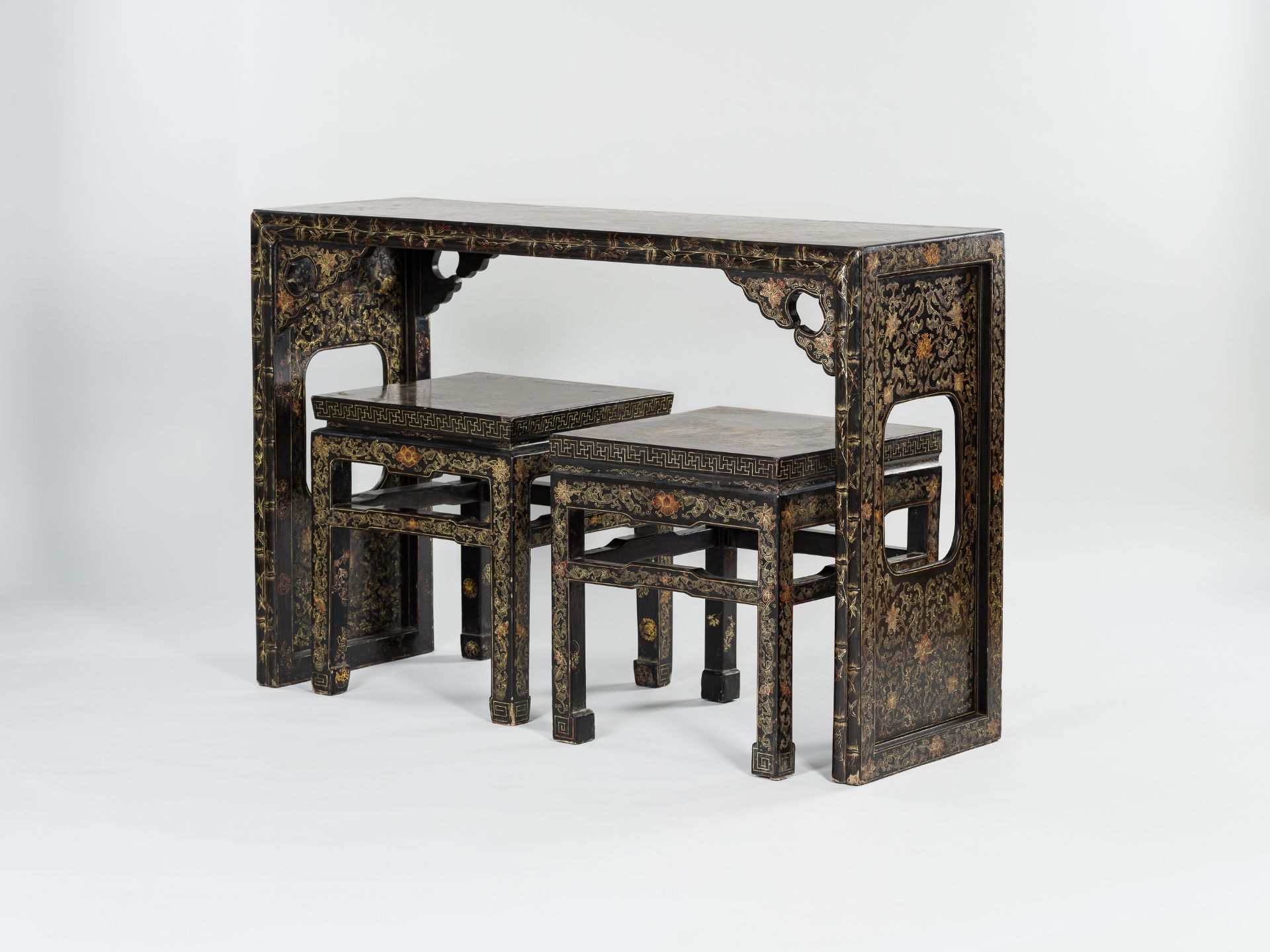 A LACQUERED ALTAR TABLE AND TWO STOOLS, QING DYNASTY - Image 8 of 10