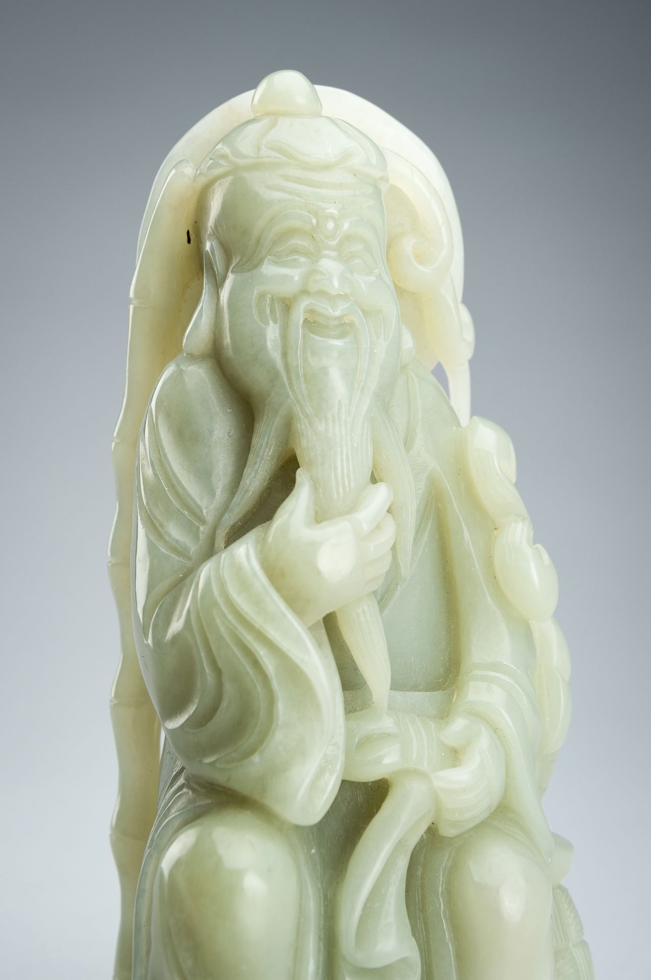 A JADE FIGURE OF AN IMMORTAL WITH FISH, LATE QING DYNASTY - Bild 10 aus 14