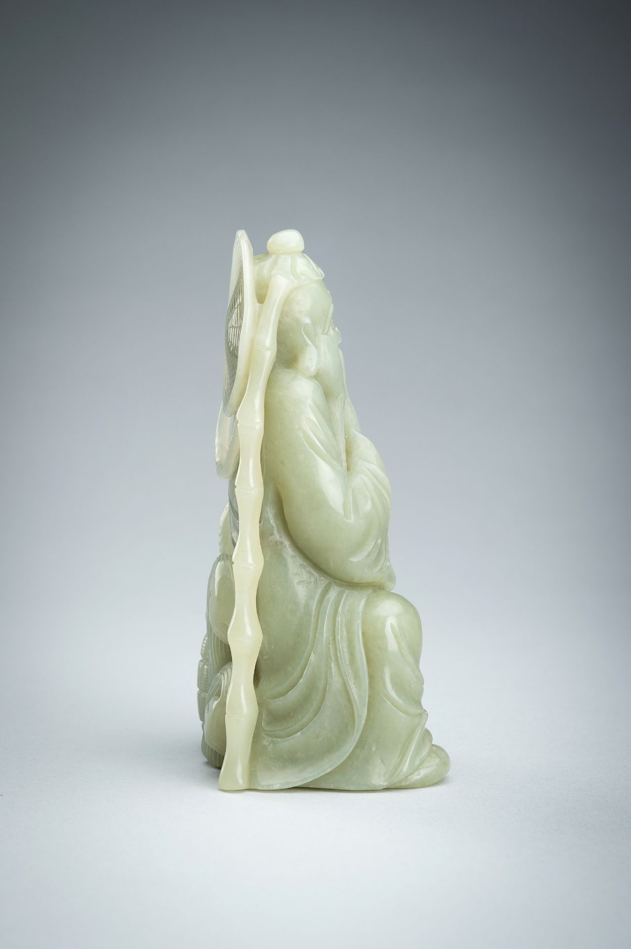 A JADE FIGURE OF AN IMMORTAL WITH FISH, LATE QING DYNASTY - Bild 8 aus 14