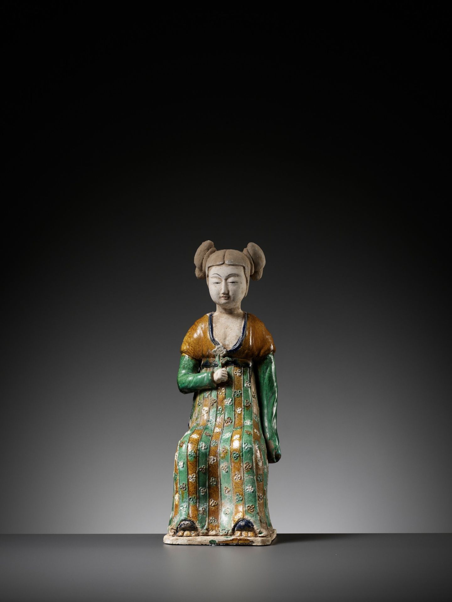 A RARE SANCAI-GLAZED POTTERY FIGURE OF A SEATED COURT LADY, TANG DYNASTY OR LATER - Bild 2 aus 15