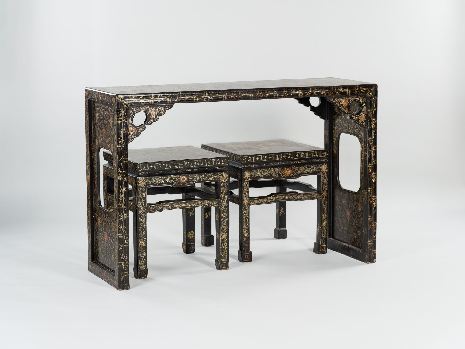 A LACQUERED ALTAR TABLE AND TWO STOOLS, QING DYNASTY - Image 7 of 10