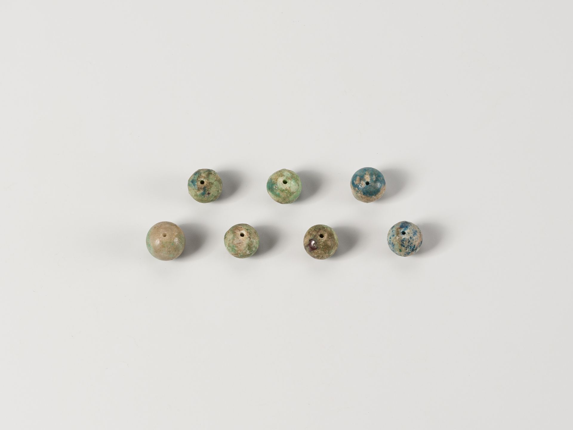 A LOT WITH 64 SMALL TURQUOISE AND LAPIS LAZULI BEADS, 19TH CENTURY OR EARLIER - Image 3 of 8