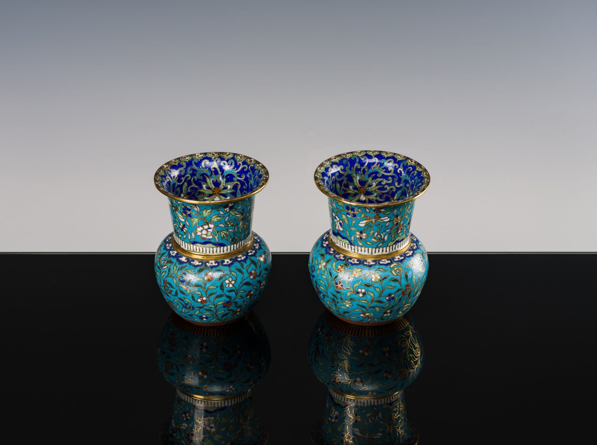 A SET OF TWO CLOISONNE ENAMEL WINE CUPS WITH MATCHING WARMERS, QING DYNASTY - Image 6 of 10