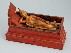 AN AYUTTHAYA STYLE GILT LACQUERED WOOD FIGURE OF BUDDHA IN PARINIRVANA, 19TH CENTURY