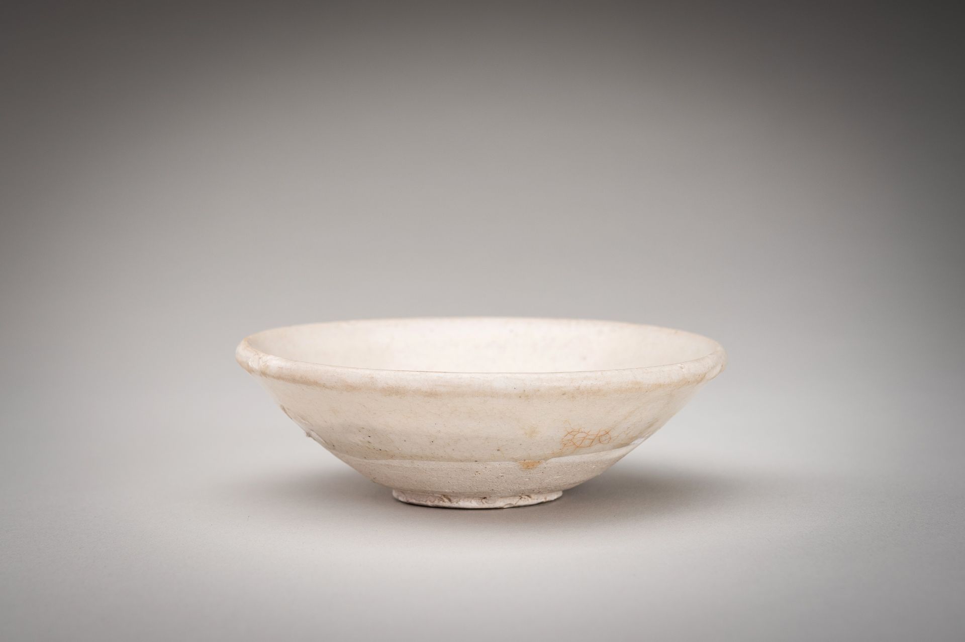 A WHITE GLAZED PORCELAIN BOWL, TANG DYNASTY - Bild 6 aus 11