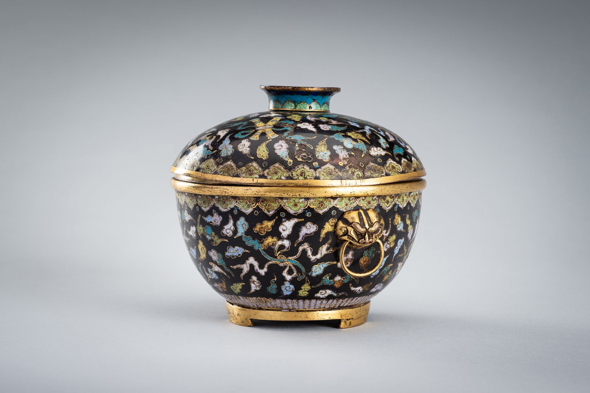 A CLOISONNE ENAMEL 'EIGHT DAOIST EMBLEMS' JAR AND COVER, QING DYNASTY - Image 7 of 14